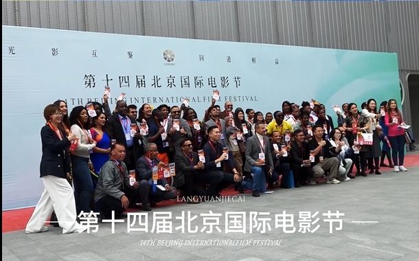 外媒打卡团共游郎园.