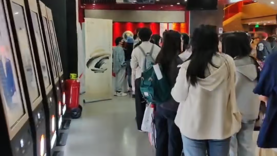 《游园惊梦》映后影迷大排长...